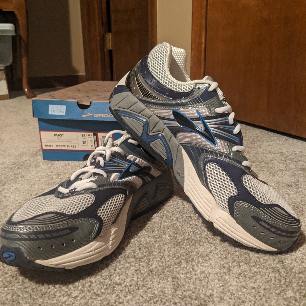 Mens running shoes